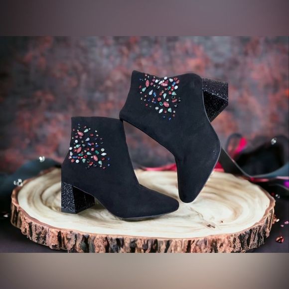 S♥️LD 💫. NIB BETSEY JOHNSON - LEA Suede Gemstone Embellished Booties♥️ - Picture 1 of 11